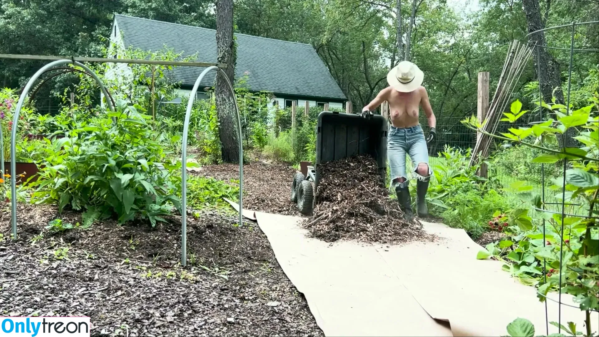 The Naked Gardener nude photo #0013 (nakedgardener / the_naked_gardener / thenakedgardener_official)