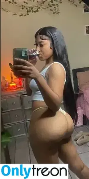 Theoriginalyann / 5starlovergirlxoxo / Yanndabratt nude photo #0006