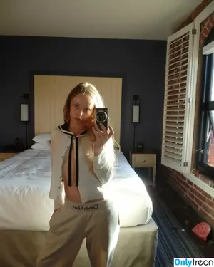thestrawberrybutcher / SuzieSon / charlieisomething / mymotherfvckedmickjagger nude photo #0373