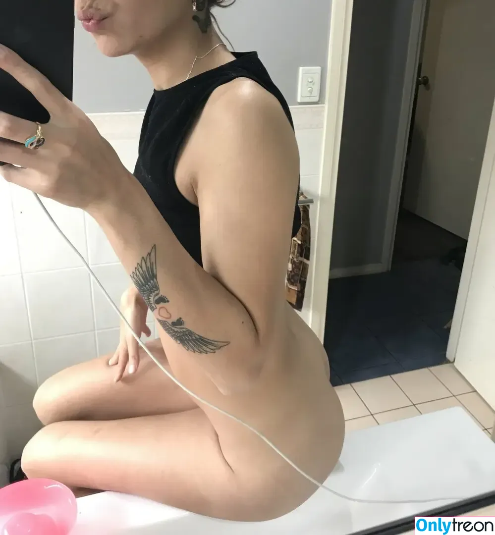 tiahlawalsh29 nude photo #0002 (hilufree / sadlovefeelins)
