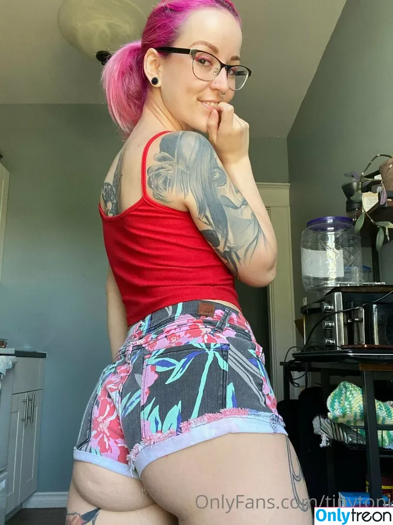 tinytoni nude photo #0172 (_thattinytonii)