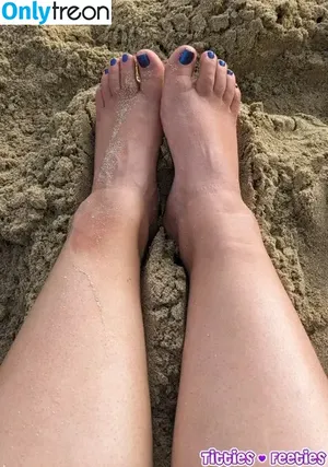 Titties And Feeties / funwithkitties / tittiesandfeetiesfree фото голая #0038