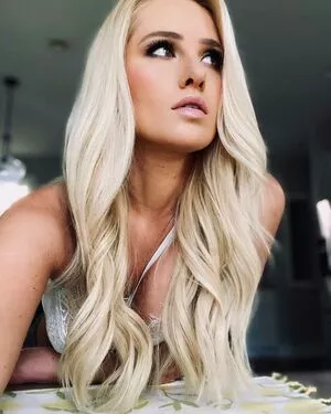 Tomi Lahren / lahrenlemons / tomilahren фото голая #0124