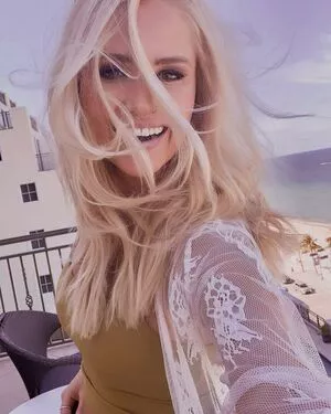 Tomi Lahren / lahrenlemons / tomilahren фото голая #0128