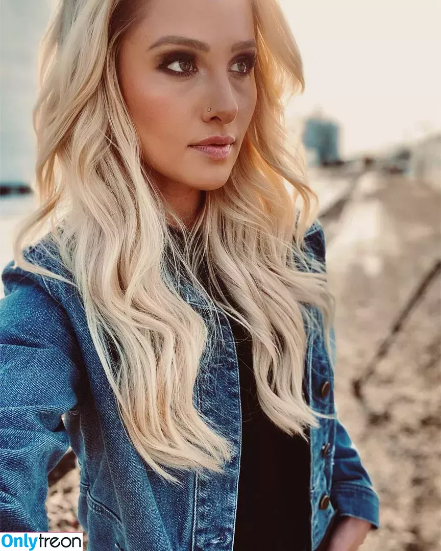 Tomi Lahren голая photo #0133 (lahrenlemons / tomilahren)