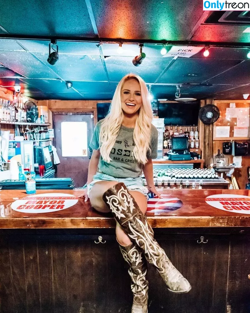 Tomi Lahren голая photo #0140 (lahrenlemons / tomilahren)