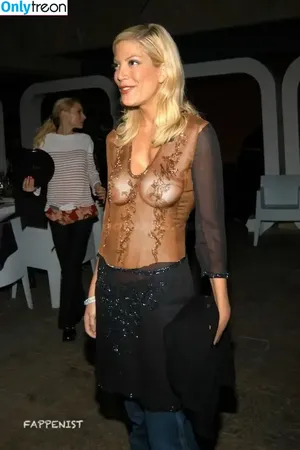 Tori Spelling / torispelling nude photo #0007