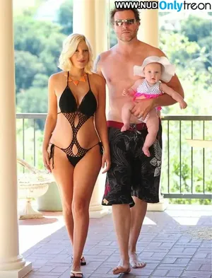 Tori Spelling / torispelling nude photo #0009