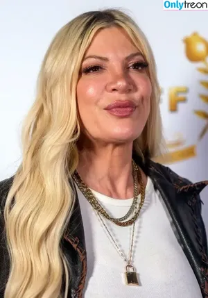 Tori Spelling / torispelling nude photo #0017