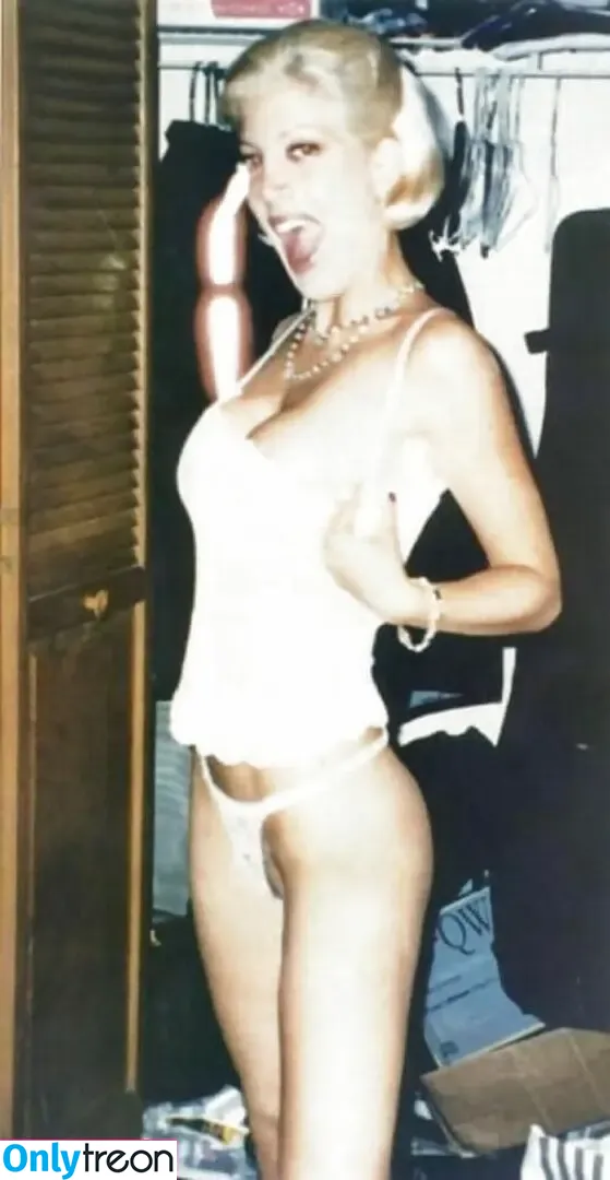 Tori Spelling nude photo #0006 (torispelling)