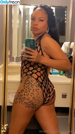 toria1nonly / thickaronie_monroe nude photo #0001