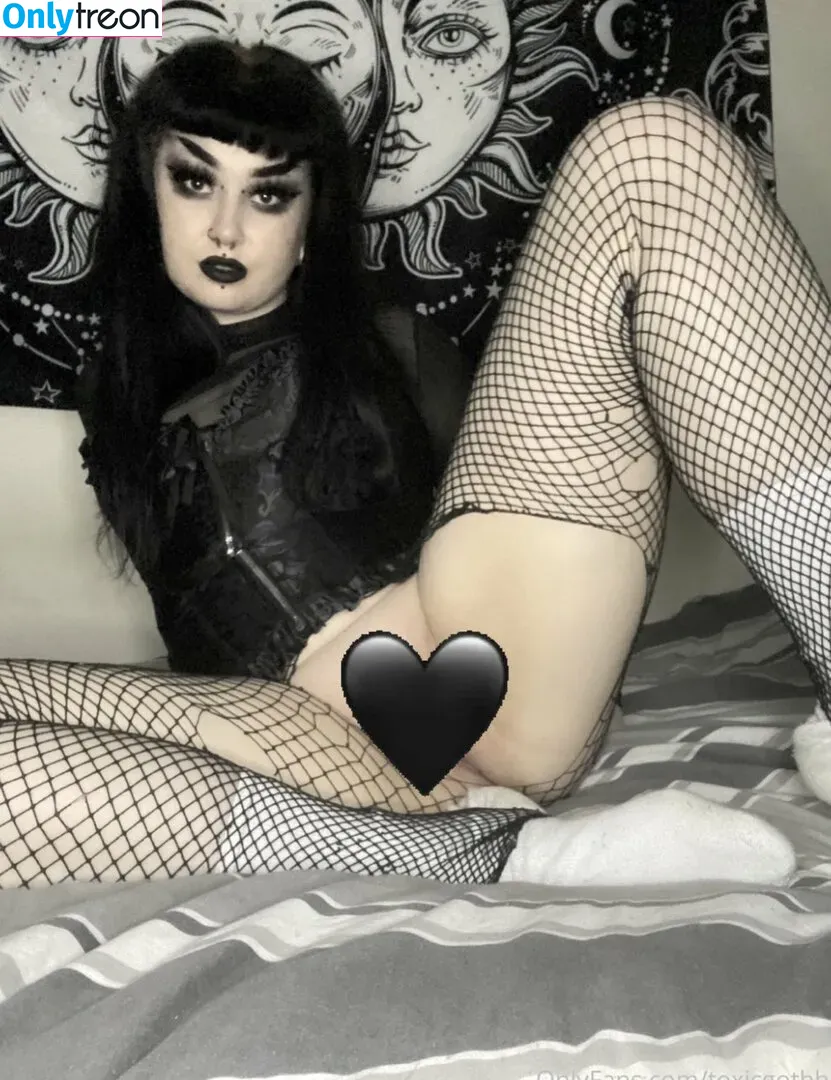 Toxicgothh nude photo #0002 (httpfailll / pyxiebell)