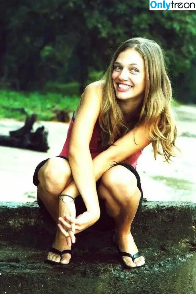 Tracy Spiridakos nude photo #0015 (spiridakos)
