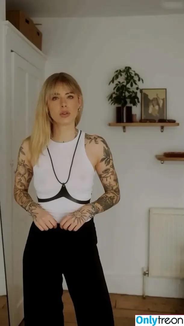 trixedenbreuls nude photo #0011 (trixedenbreuls)