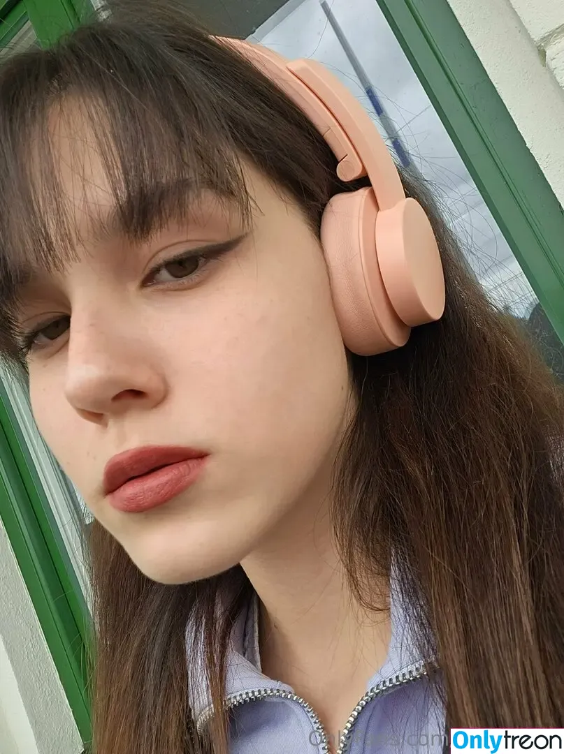 ufoundher голая photo #0041 (kelliedrinksbeer)
