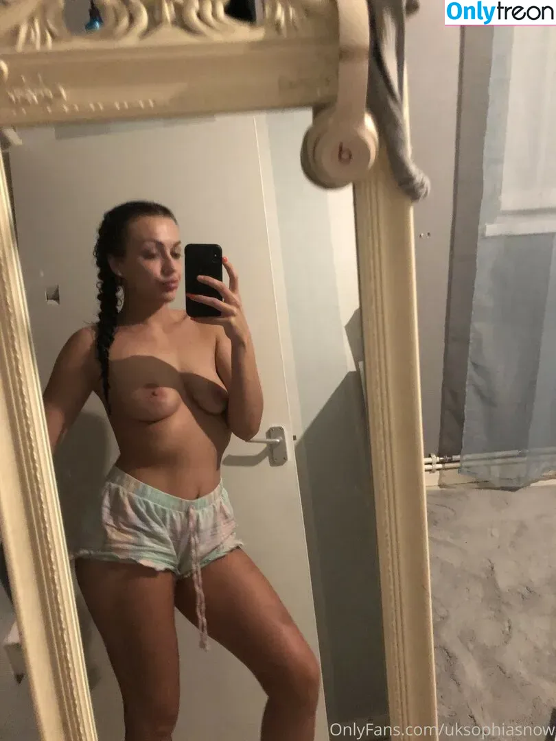 uksophiasnow nude photo #0010 (uksophiasnow)