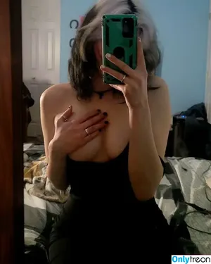 unh0lyvixen_18 / honeylesliee nude photo #0009