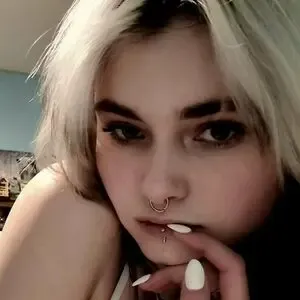 unh0lyvixen_18 / honeylesliee nude photo #0014