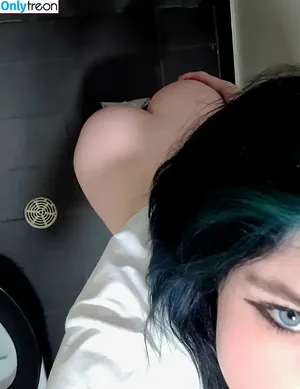 unh0lyvixen_18 / honeylesliee nude photo #0067
