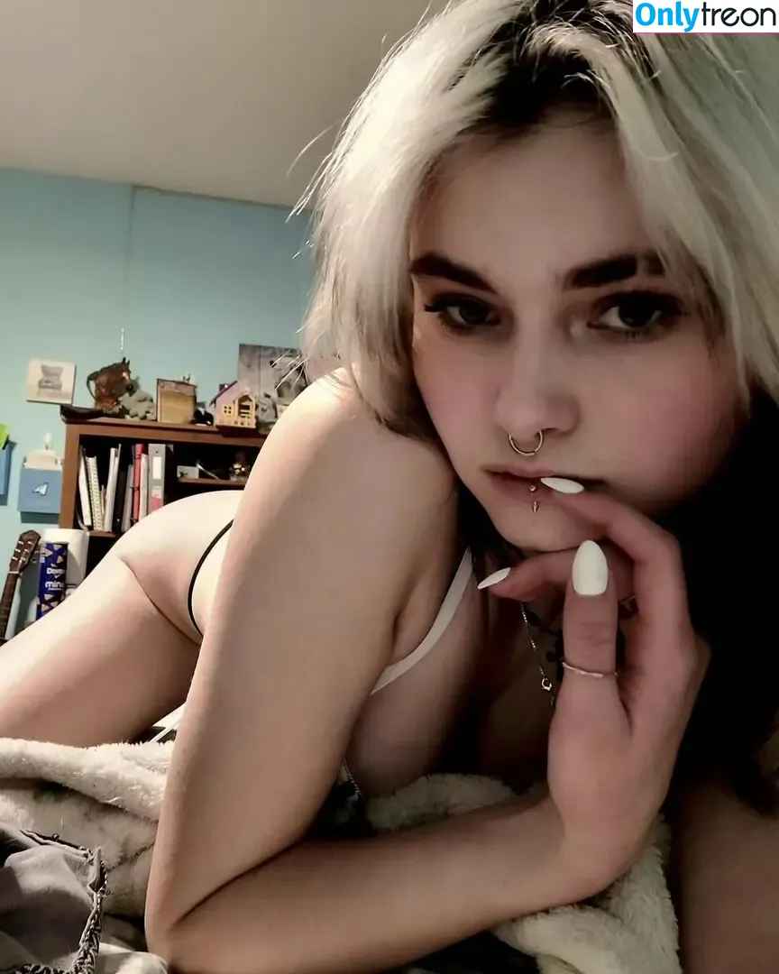unh0lyvixen_18 nude photo #0007 (honeylesliee)