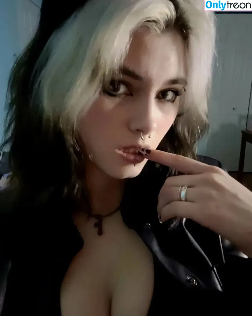 unh0lyvixen_18 nude photo #0013 (honeylesliee)