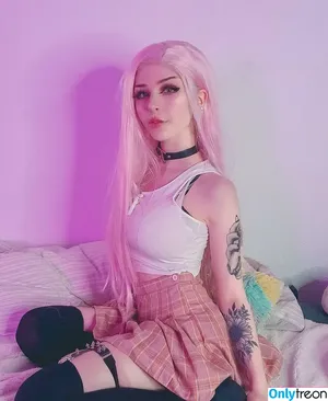 Vahnilly / Lilly nude photo #0001