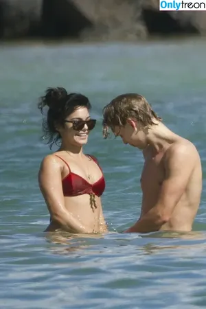 Vanessa Hudgens / VanessaHudgens фото голая #0449