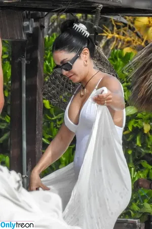 Vanessa Hudgens / VanessaHudgens фото голая #0941