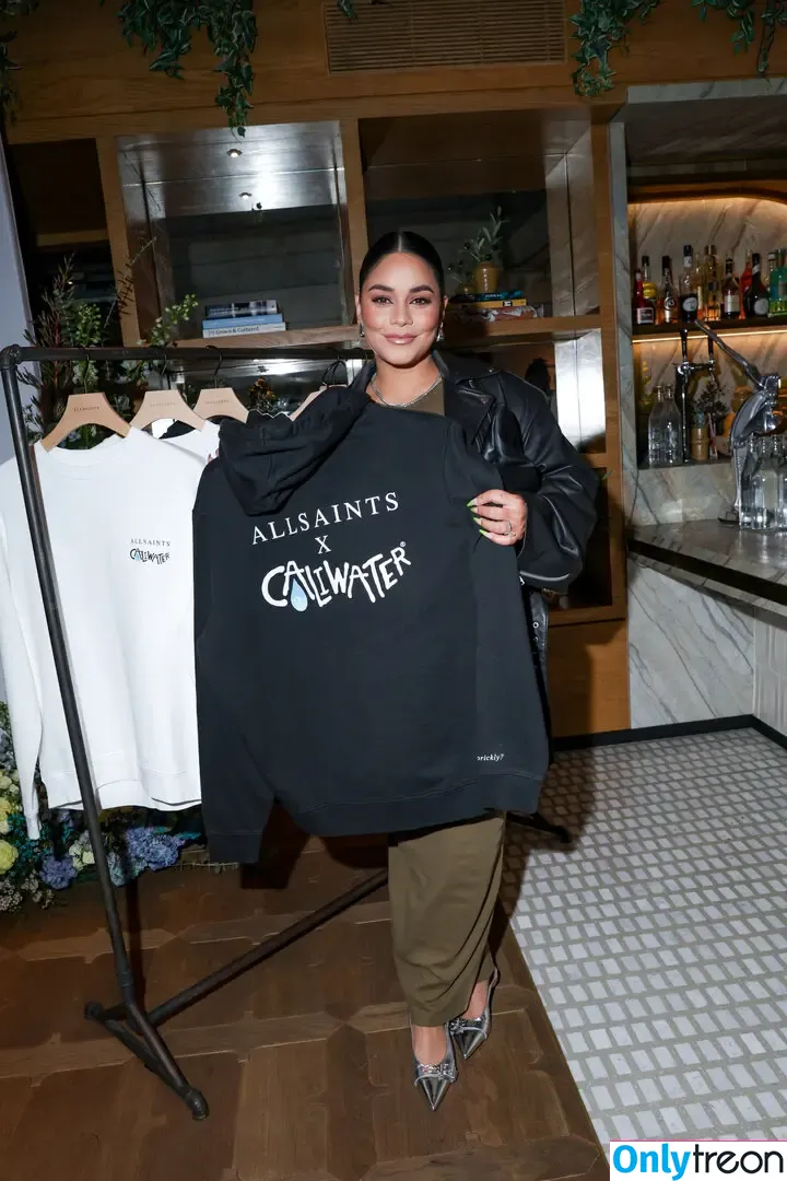 Vanessa Hudgens голая photo #0358 (VanessaHudgens)