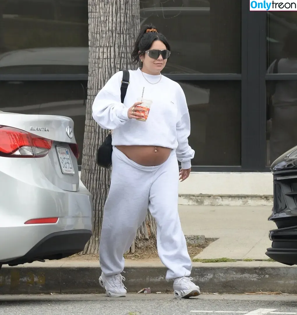 Vanessa Hudgens nude photo #0368 (VanessaHudgens)