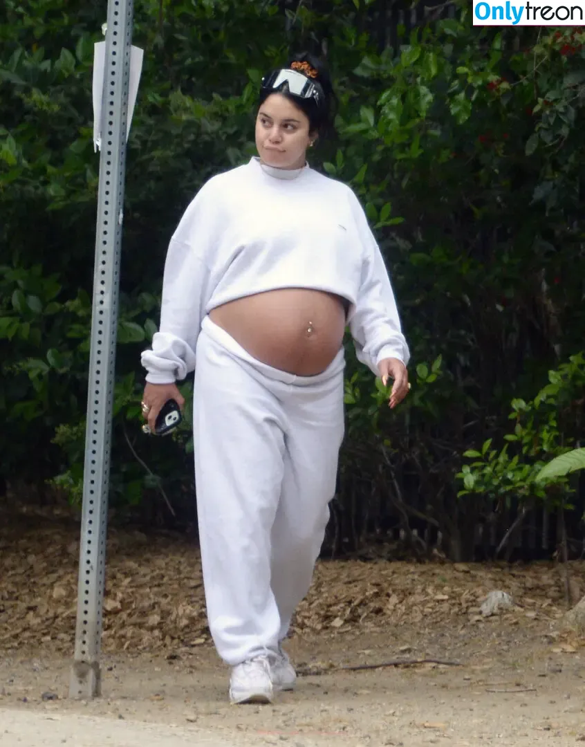 Vanessa Hudgens nude photo #0369 (VanessaHudgens)
