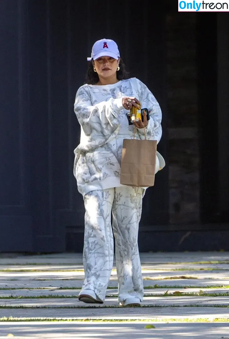 Vanessa Hudgens nude photo #0382 (VanessaHudgens)