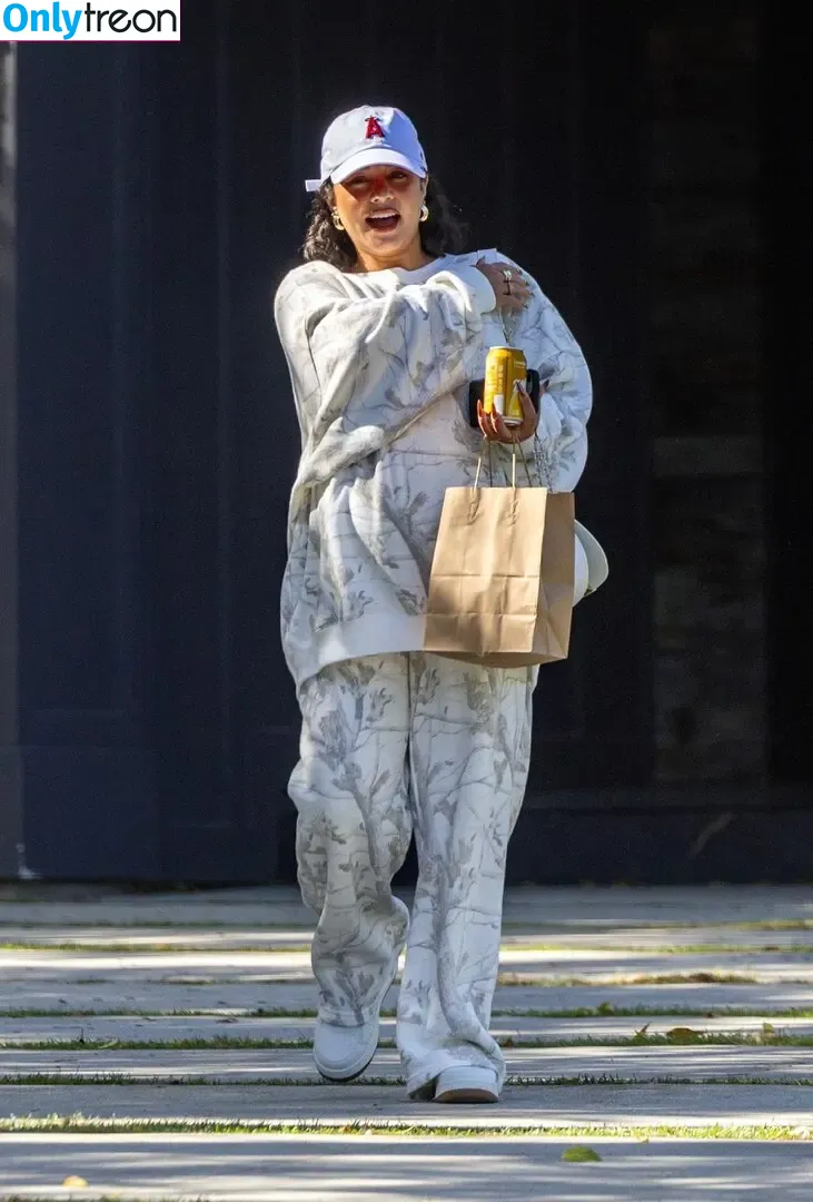Vanessa Hudgens nude photo #0384 (VanessaHudgens)