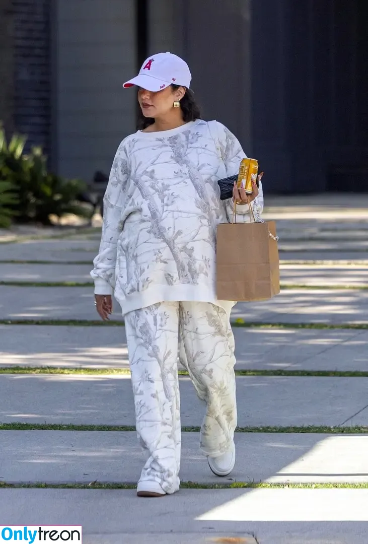 Vanessa Hudgens nude photo #0389 (VanessaHudgens)