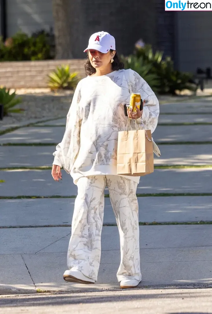 Vanessa Hudgens nude photo #0394 (VanessaHudgens)