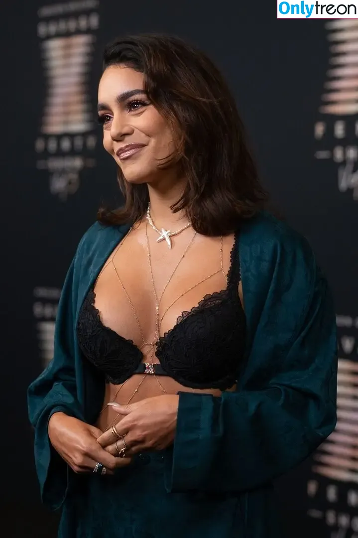 Vanessa Hudgens голая photo #0495 (VanessaHudgens)