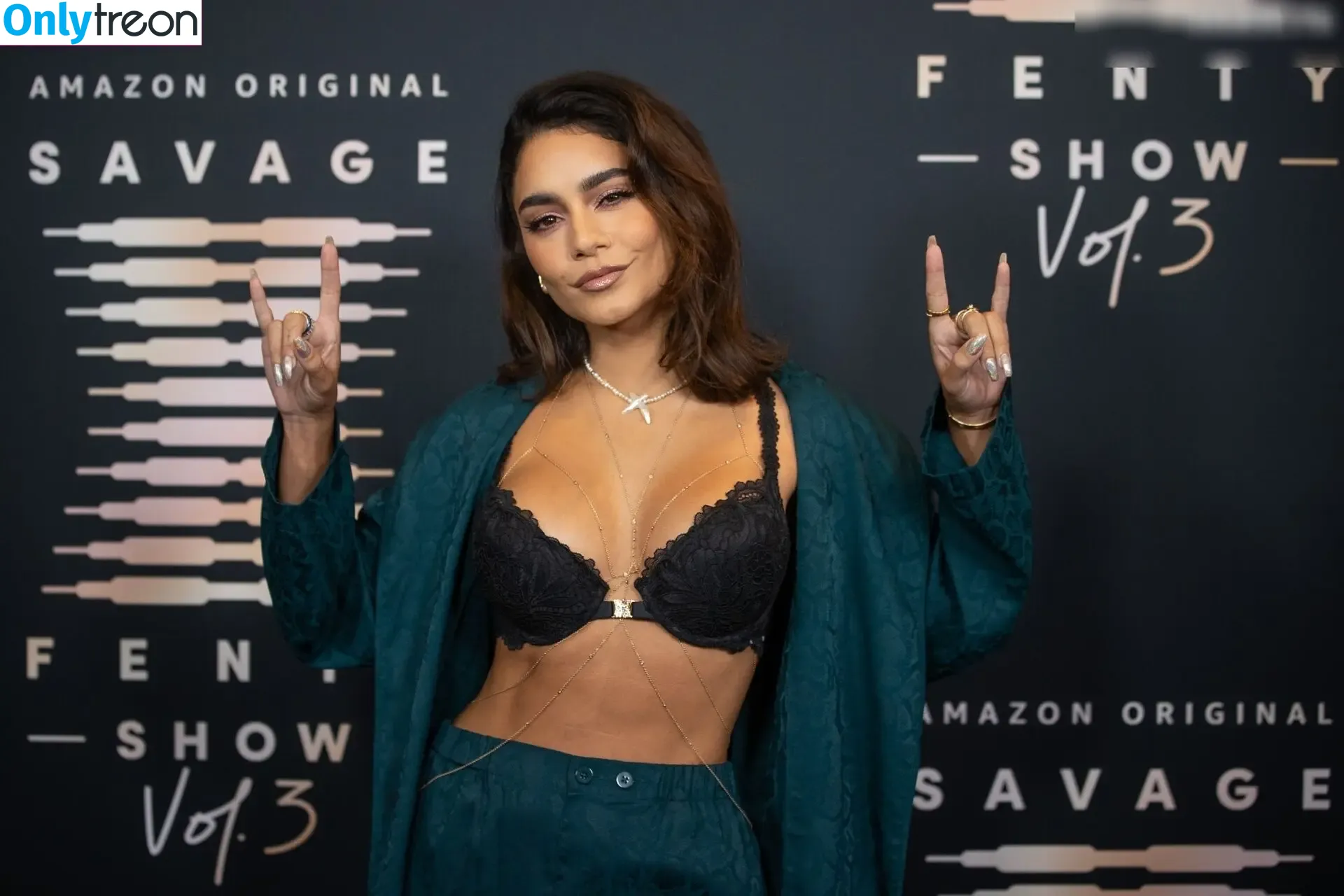 Vanessa Hudgens голая photo #0503 (VanessaHudgens)