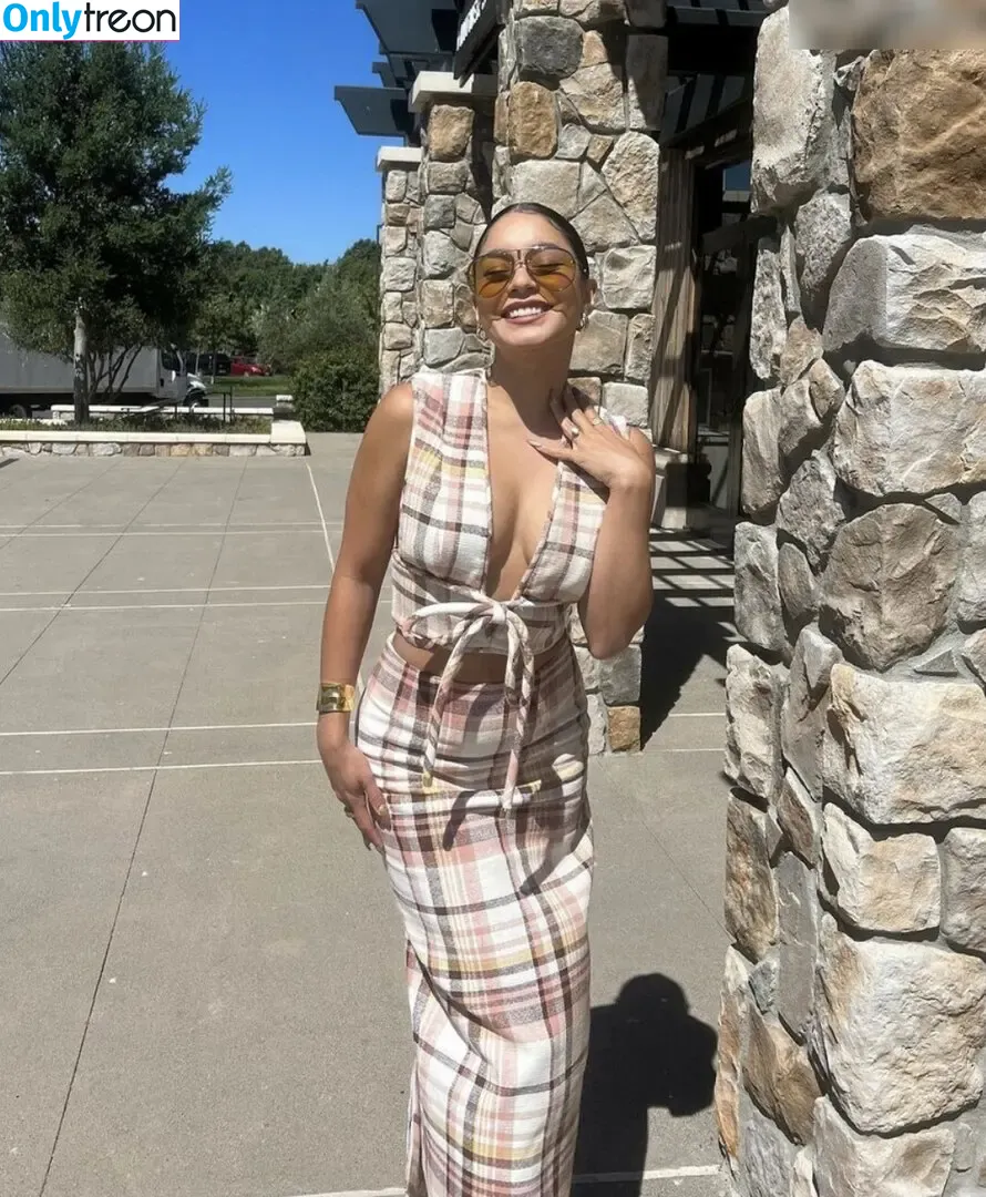 Vanessa Hudgens голая photo #0601 (VanessaHudgens)