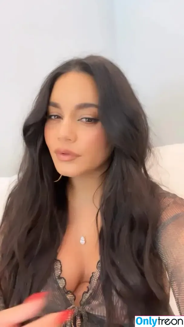 Vanessa Hudgens nude photo #0652 (VanessaHudgens)