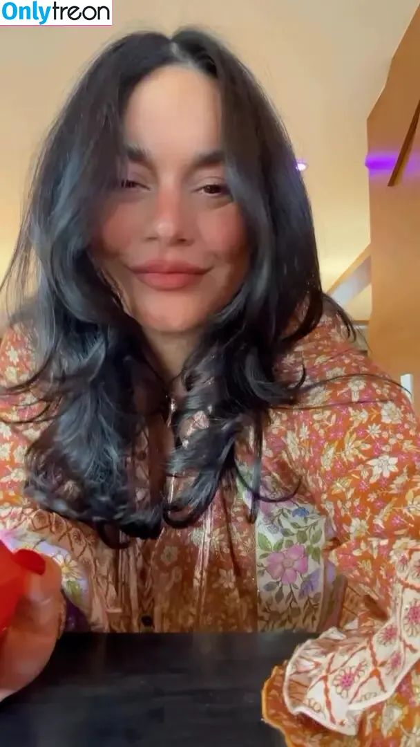 Vanessa Hudgens nude photo #0700 (VanessaHudgens)