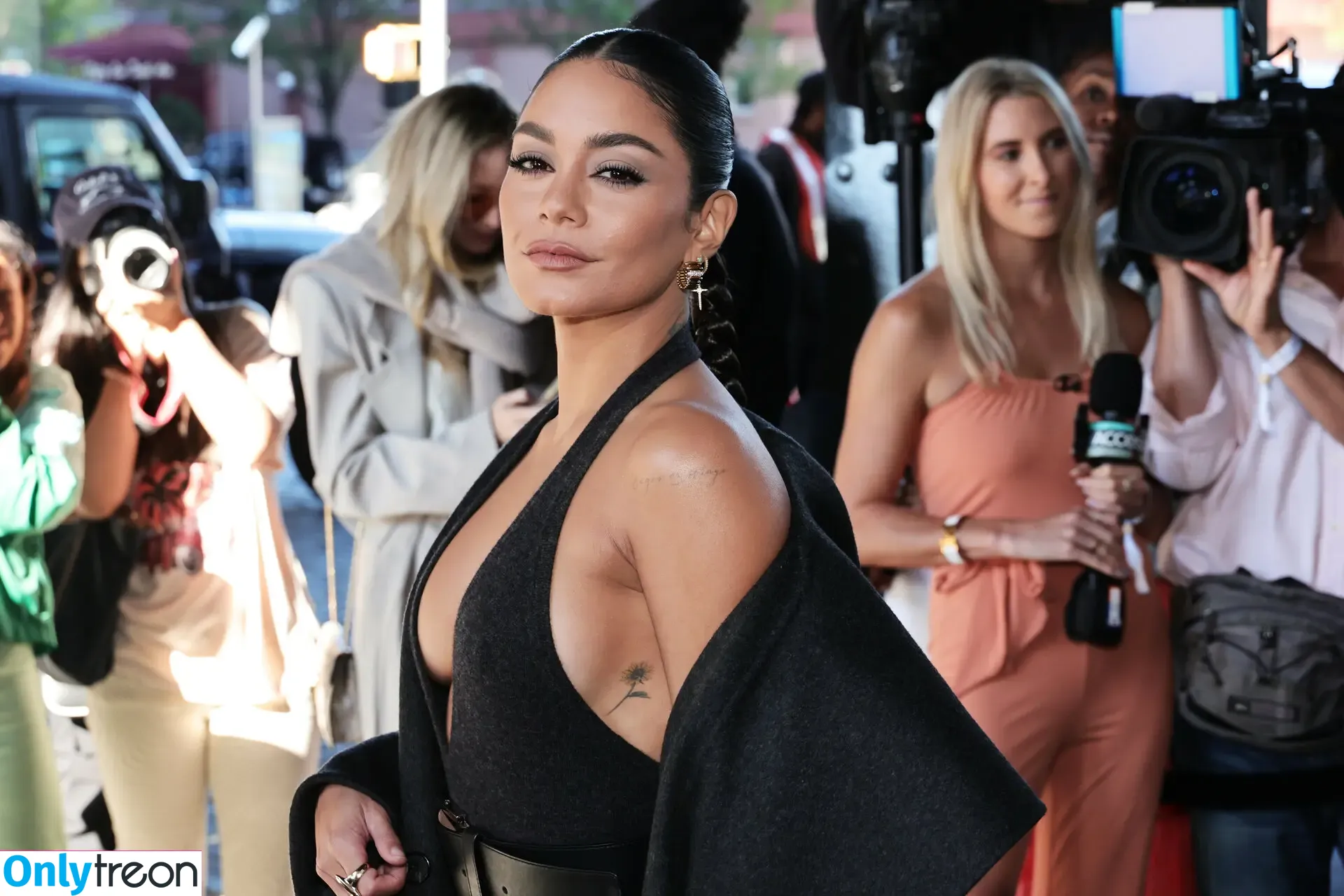 Vanessa Hudgens голая photo #0728 (VanessaHudgens)