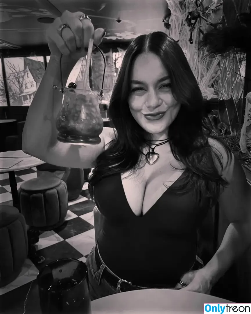 Vanessa Hudgens nude photo #0758 (VanessaHudgens)
