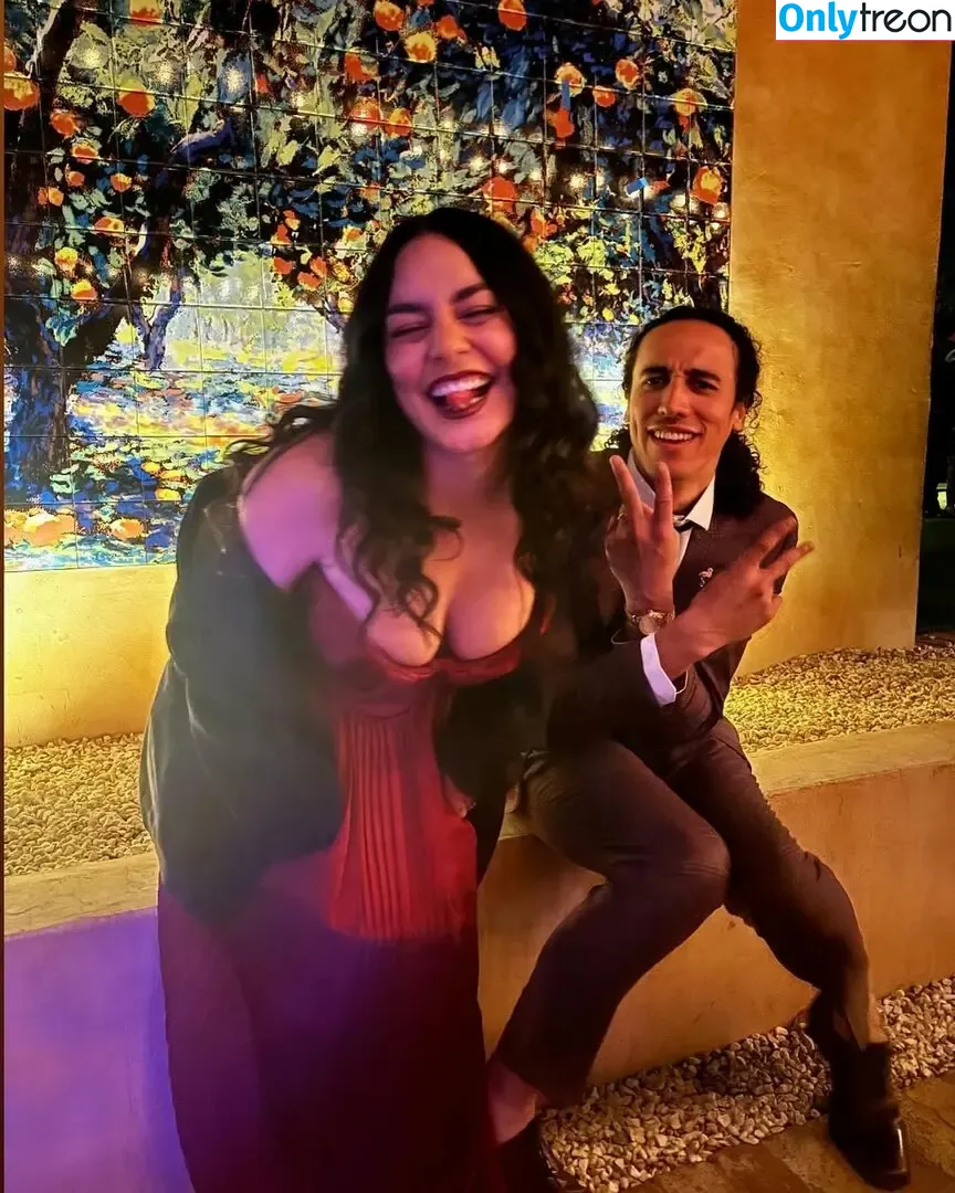 Vanessa Hudgens nude photo #0782 (VanessaHudgens)