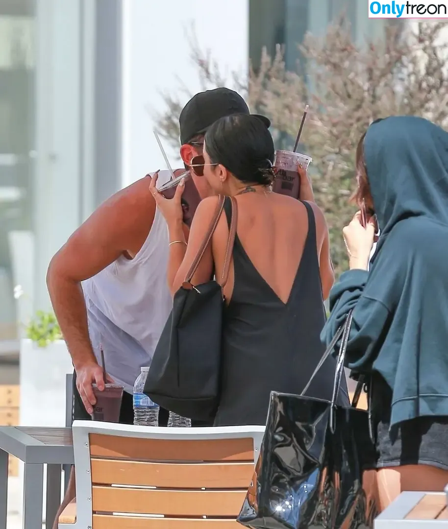 Vanessa Hudgens голая photo #0977 (VanessaHudgens)