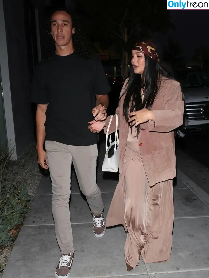 Vanessa Hudgens голая photo #1049 (VanessaHudgens)