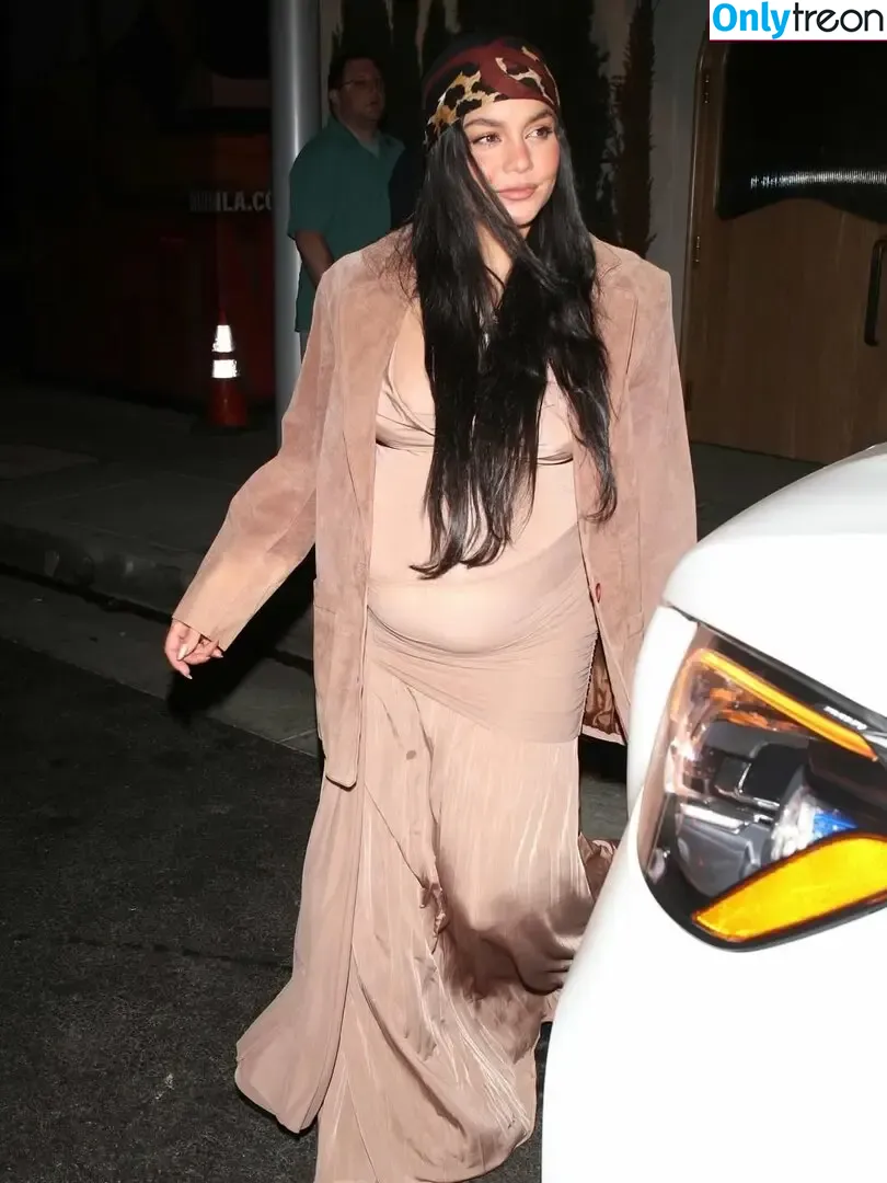 Vanessa Hudgens голая photo #1050 (VanessaHudgens)