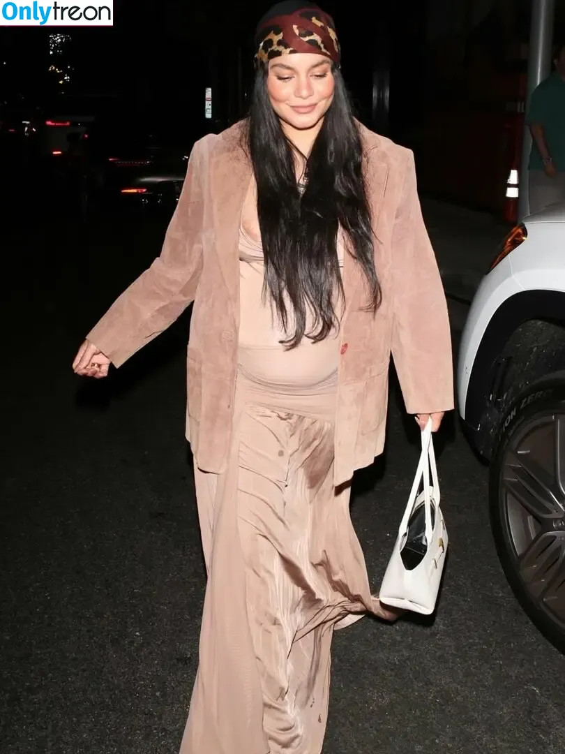 Vanessa Hudgens nude photo #1052 (VanessaHudgens)