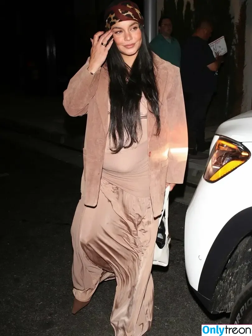 Vanessa Hudgens голая photo #1053 (VanessaHudgens)