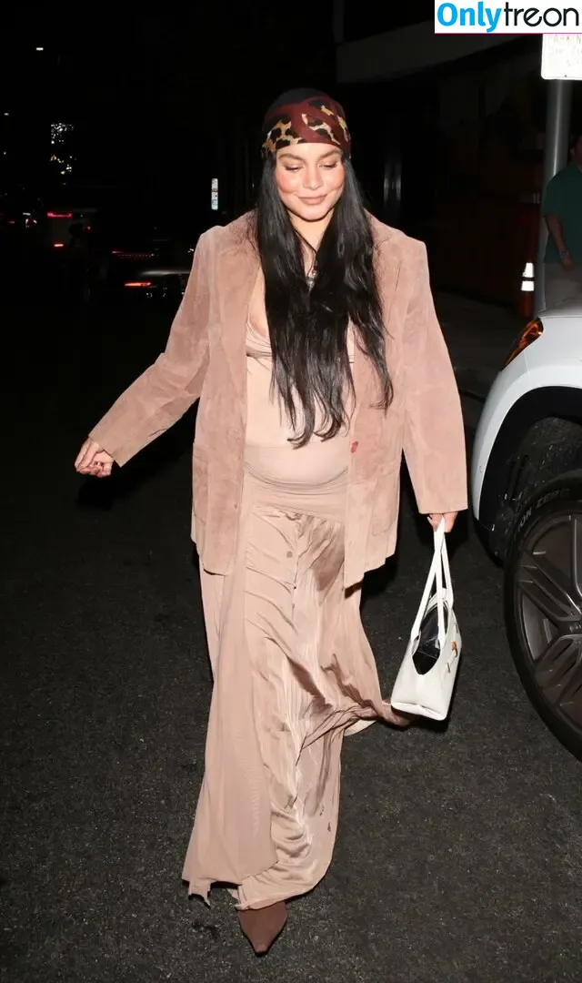 Vanessa Hudgens nude photo #1057 (VanessaHudgens)