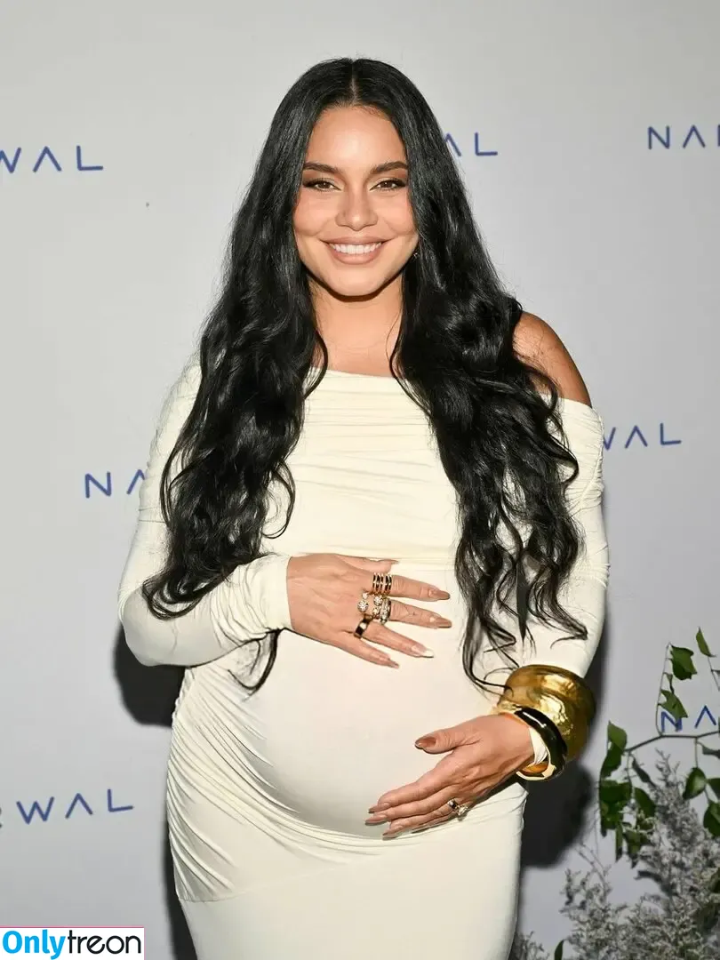 Vanessa Hudgens nude photo #1061 (VanessaHudgens)